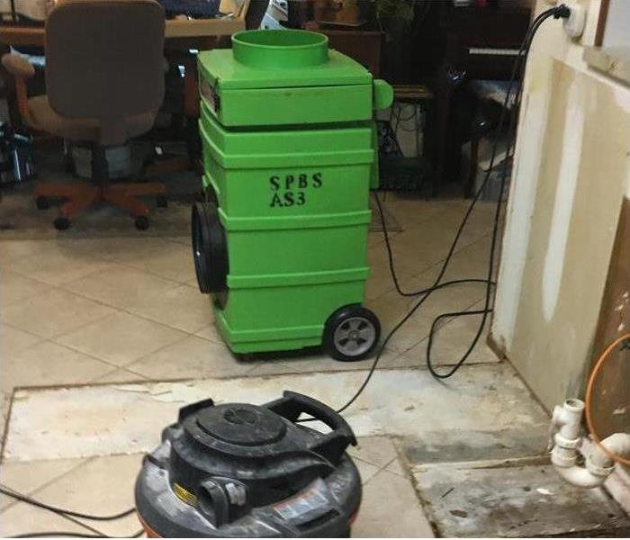 Green air scrubber in a room